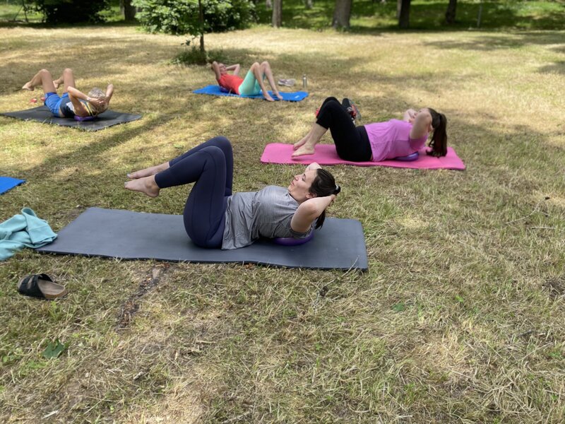 Pilates, Ernährungstraining und zyklusorientiertes Training in den Bezirken Mödling und Baden für ganzheitliches Wohlbefinden – sowie Fit im Büro: Dein Team-Training für mehr Gesundheit am Arbeitsplatz.