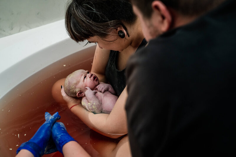 eye-contact-with-newborn-after-birth