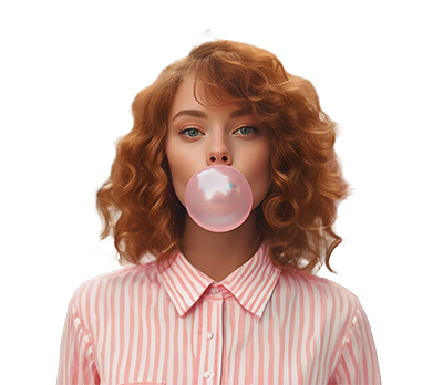 Femme rousse avec chemise bariolée rose et blanche, faisant une énorme bulle rose avec son chewing-gum.