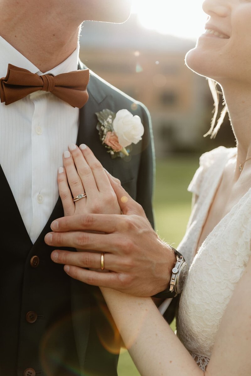 Elodie-et-Ludvik-mariage-couple-mains-alliances1