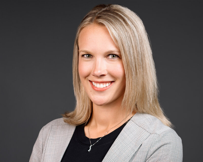 professional-businesswoman-headshot-gray-backdrop