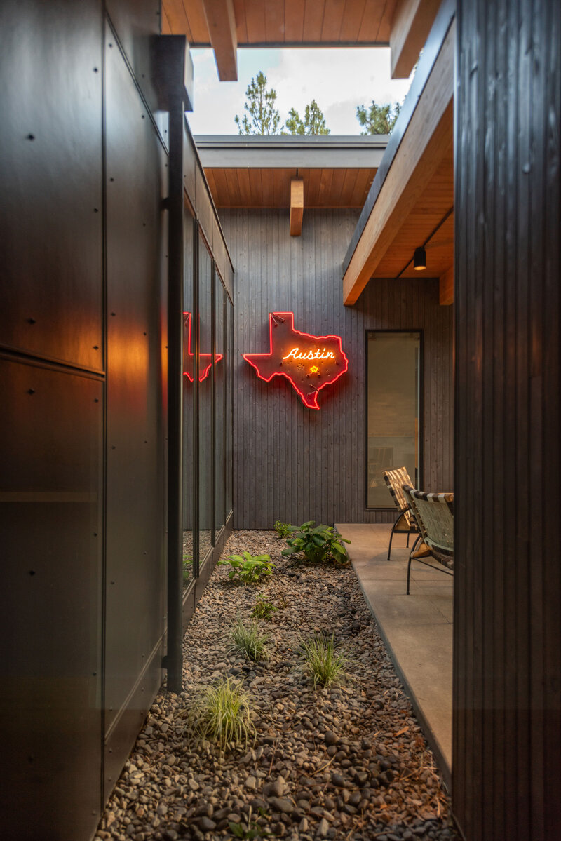 modern-mountain-home-black-wood-cladding