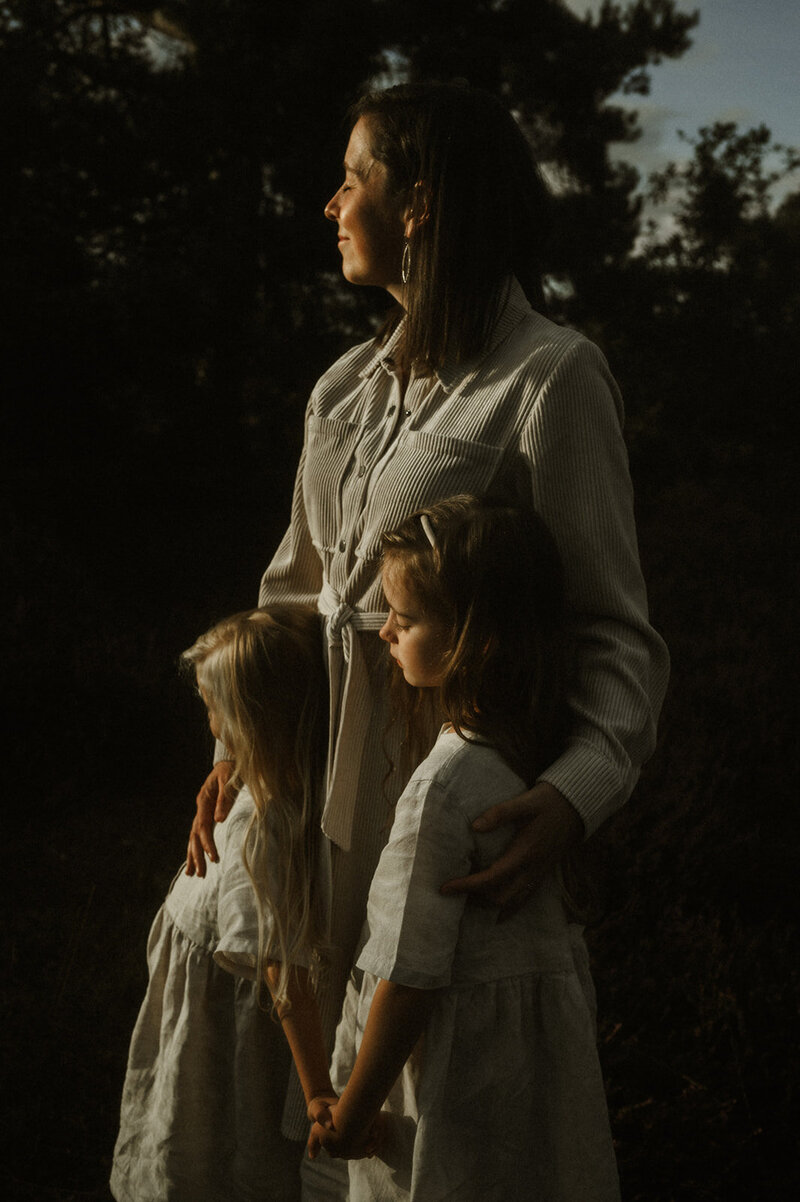 Gezinsfotografie in Nijlen tijdens golden hour – pure, spontane momenten vastgelegd in de heide.