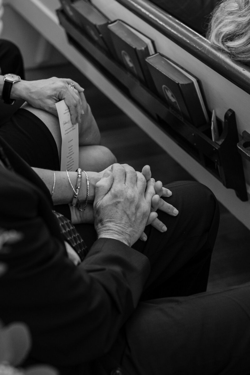 couple-holding-hands-ceremony