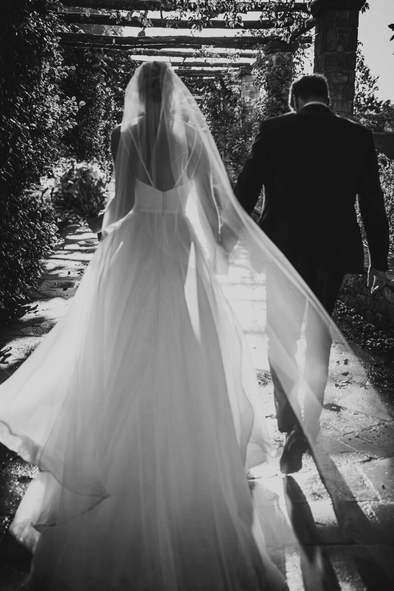 wedding-couple-hever-castle-backlight-black-and-white