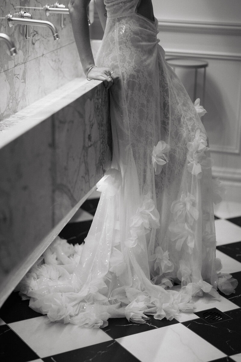 Bride bathroom black and white details
