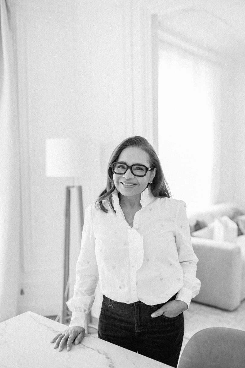 Femme qui sourit et porte une chemise