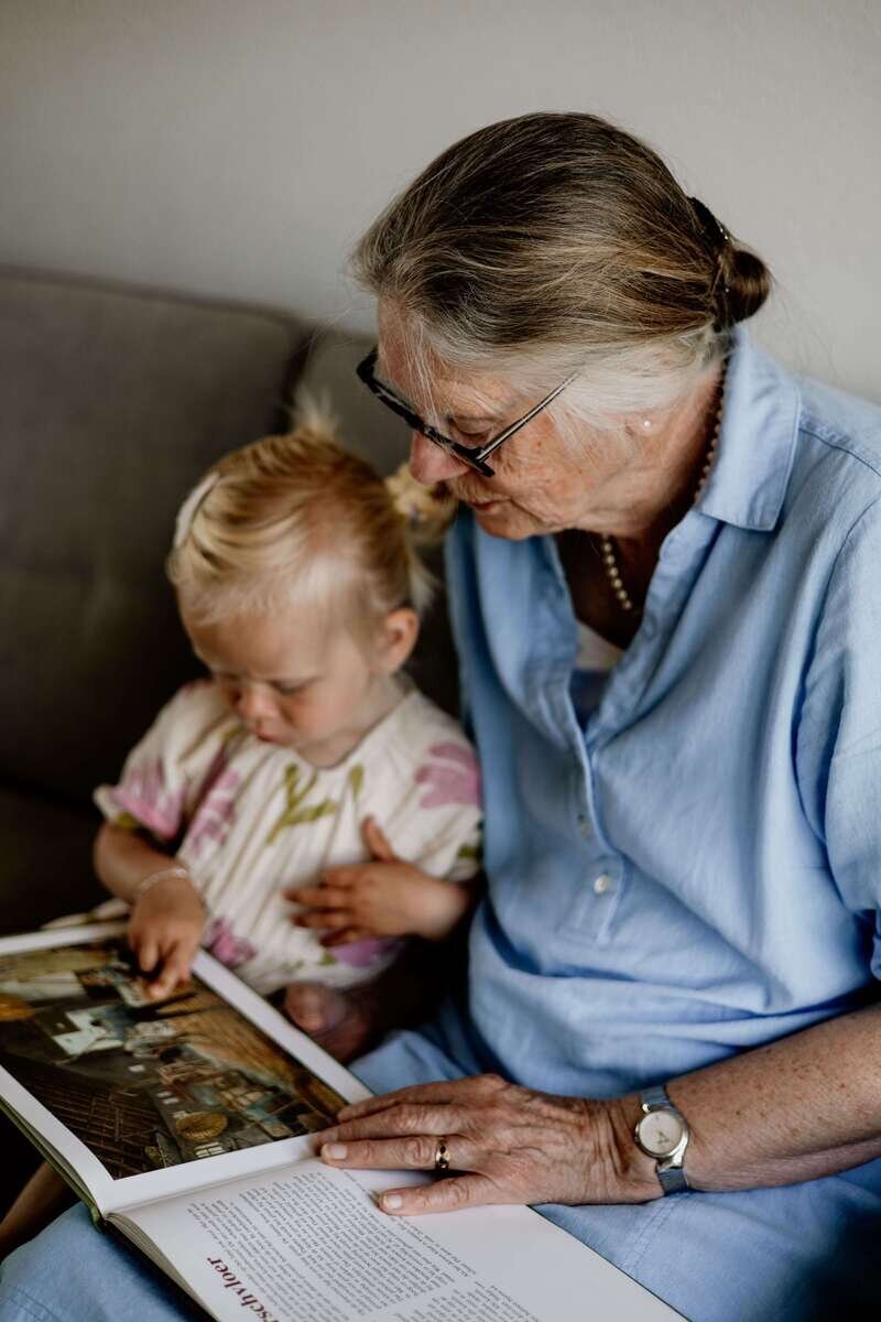 Oma en kleinkind lezen een boek