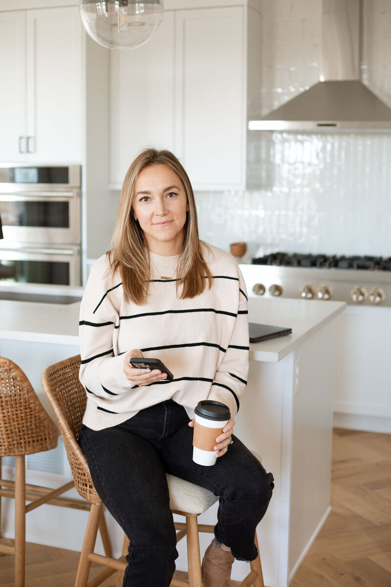 betsy jennings_sitting with phone