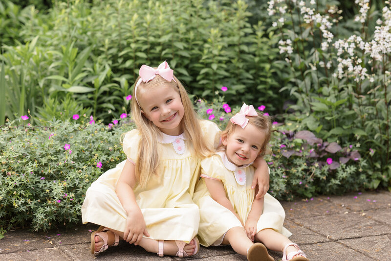 Girls dressed in yellow in the park