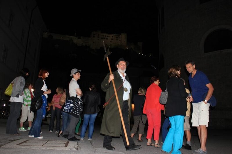 Gruppe von Teilnehmern bei einer Nachtwächterführung in Salzburgs Altstadt