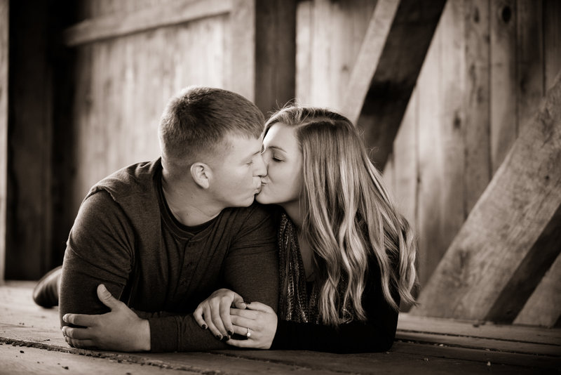 JandDstudio-engagement-rustic-vintage-fall-blackandwhite-kissing-bridge