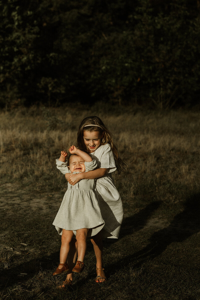 Gezinsfotografie in Nijlen tijdens golden hour – pure, spontane momenten vastgelegd in de heide.