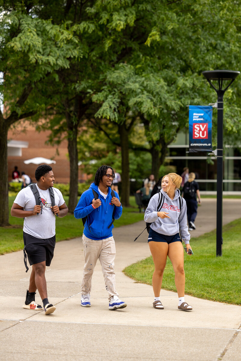 083022 Student candids in presidents courtyard by Madison Thomas-16