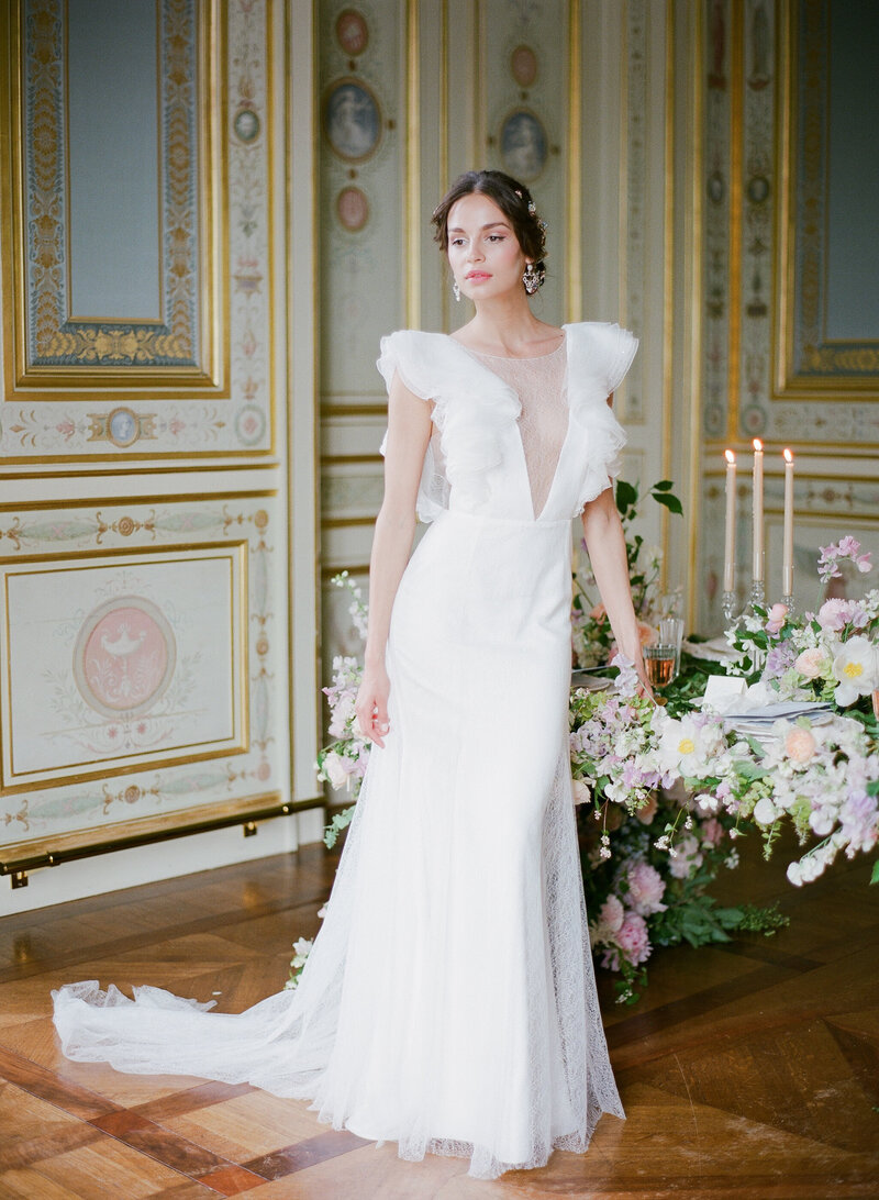 The bride with the flower table at Shangri-La Paris hotel