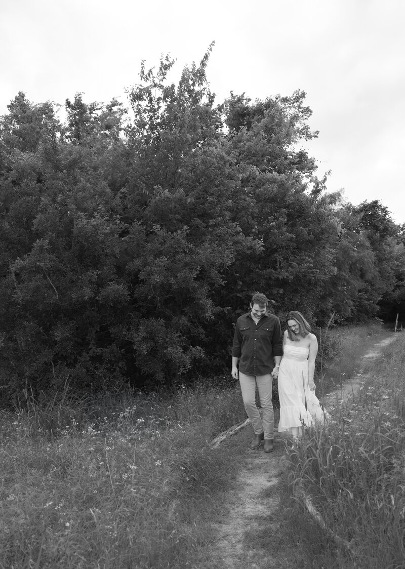 Couples Portraits in Austin Texas in big green field