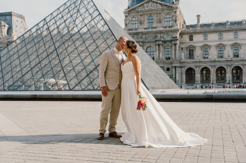 Couple eloping at Louvre in Paris