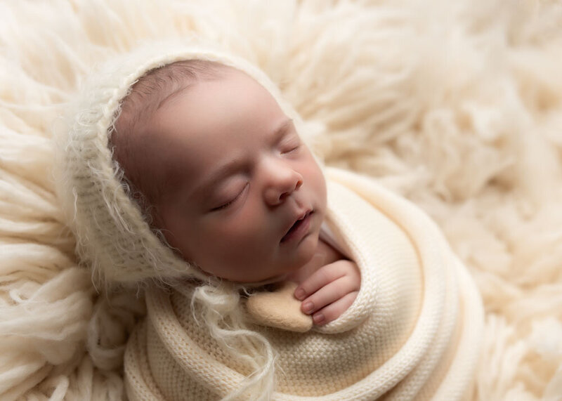 newborn-mini-session-cream-swaddle-close-left-