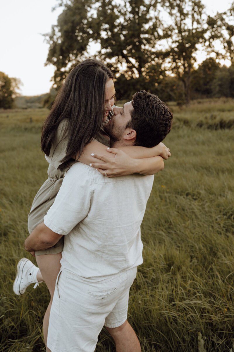Koppel omhelst elkaar liefdevol tijdens koppelshoot