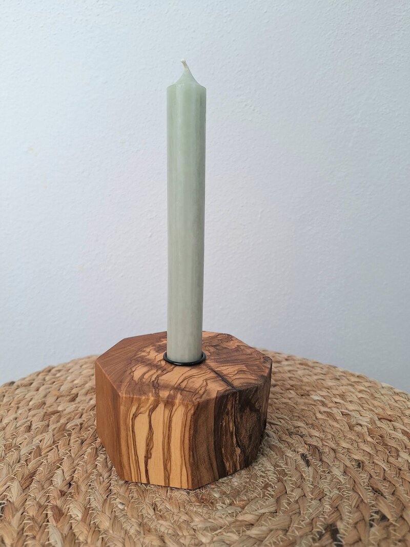 Kerzenhalter aus Olivenholz. ein besonderes Unikat. Kerzenhalter verbindet Natürlichkeit, Handwerk und Design.