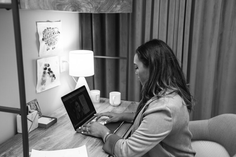 Rossalvi Marte having a client meeting at her laptop