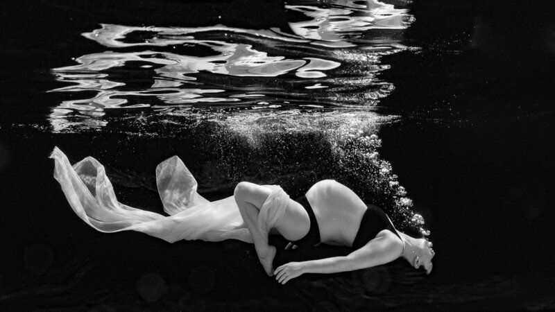 maternity underwater photoshoot