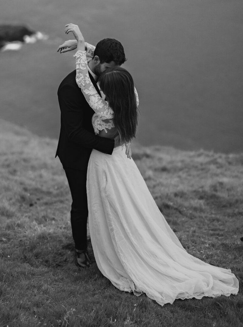 Faroe Islands elopement photography – intimate black and white kiss, by Kollar Photography.