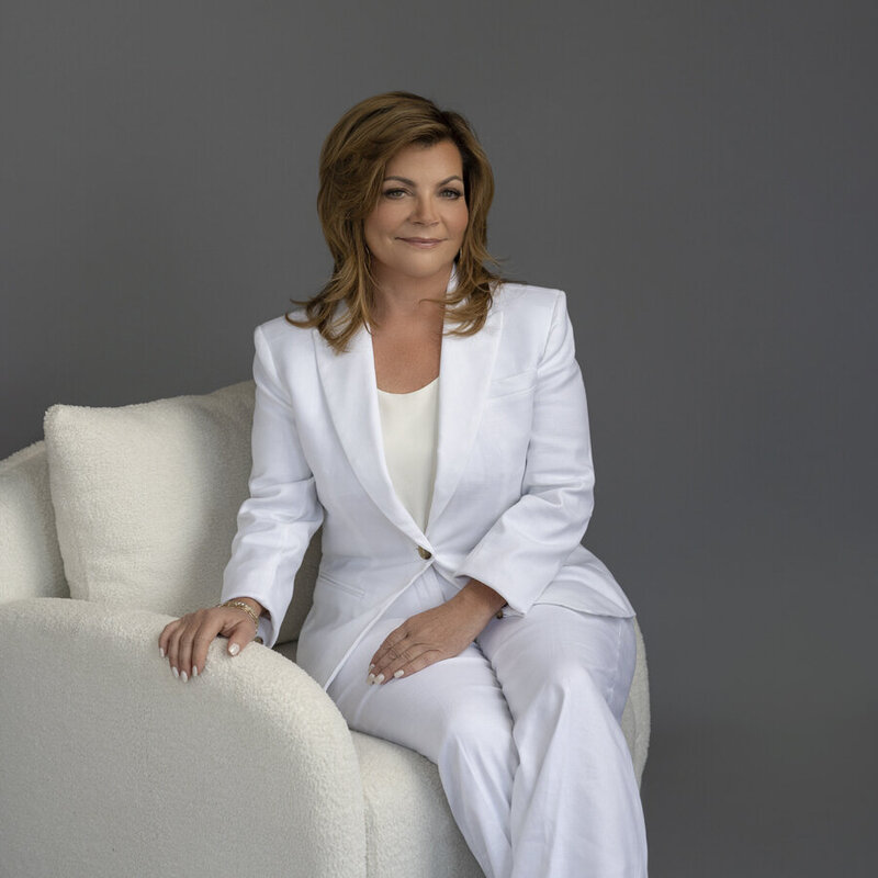 personal-branding-woman-white-suite