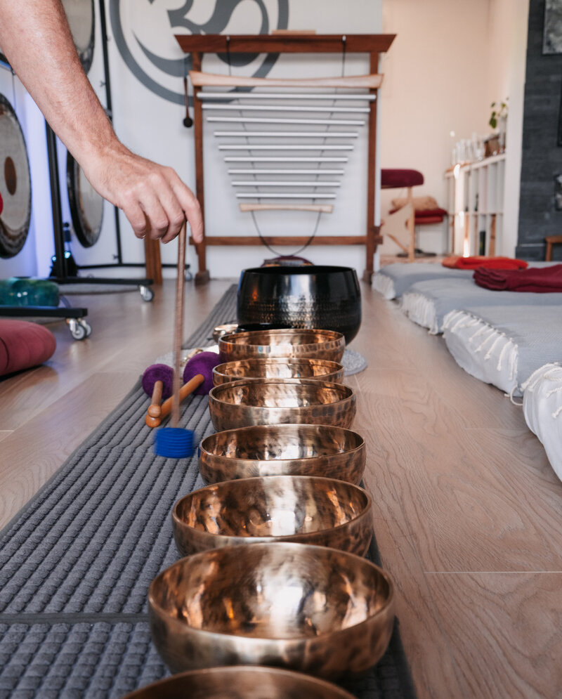 Gamme chromatique de bols tibétains