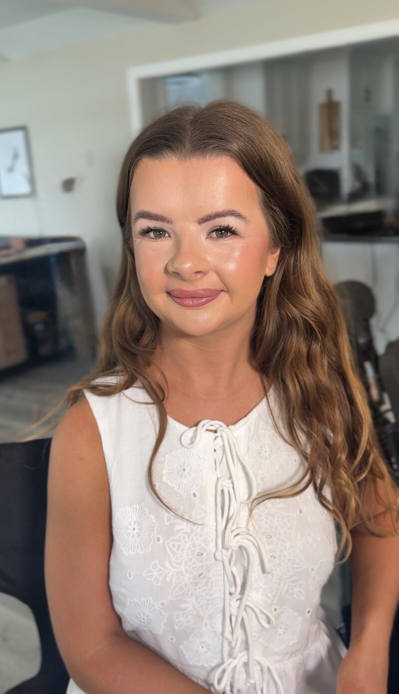 bronzed bridal makeup look with warm tones with a glowy finish