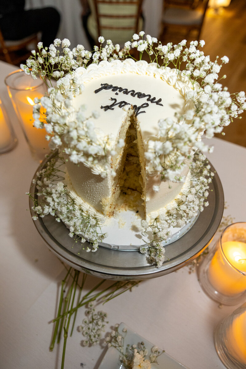 Gâteau de mariage blanc avec fleurs blanche - La Distinction - Joliette