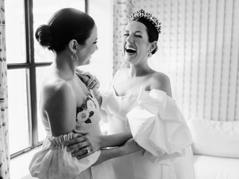 candid_bridal_photos_with_bridesmaids