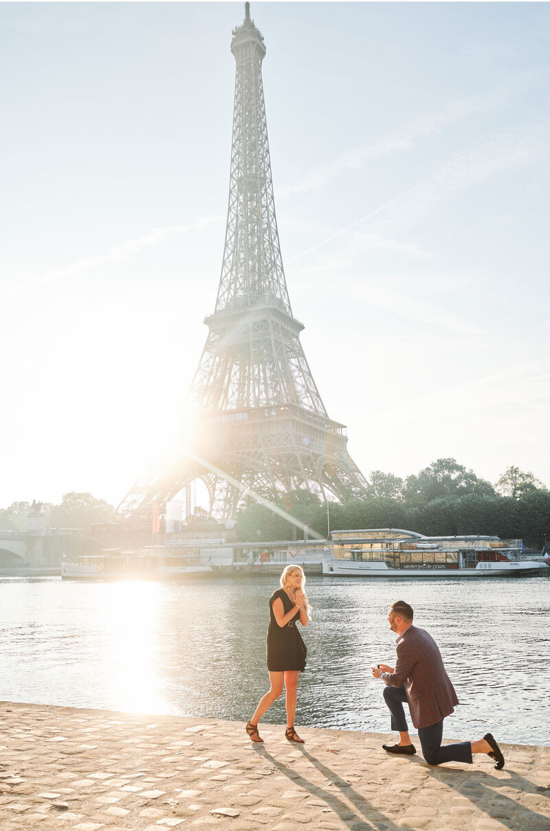 man proposing at sunrise at the eiffel tower