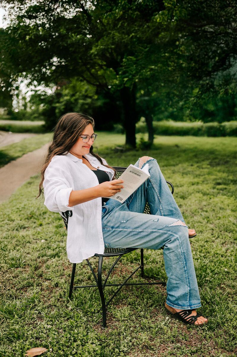 Jessica from The XO PHotography reading outdoors
