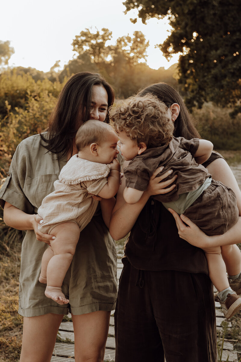 Gezin speelt tijdens familie fotoshoot op  Landschotse Heide in Beerzel