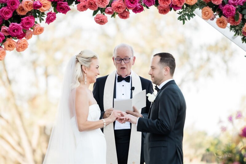 wedding ceremony at the country club of orlando by orlando wedding photographer