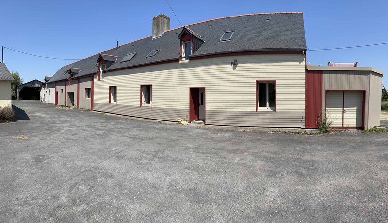 Une maison blanche et rouge