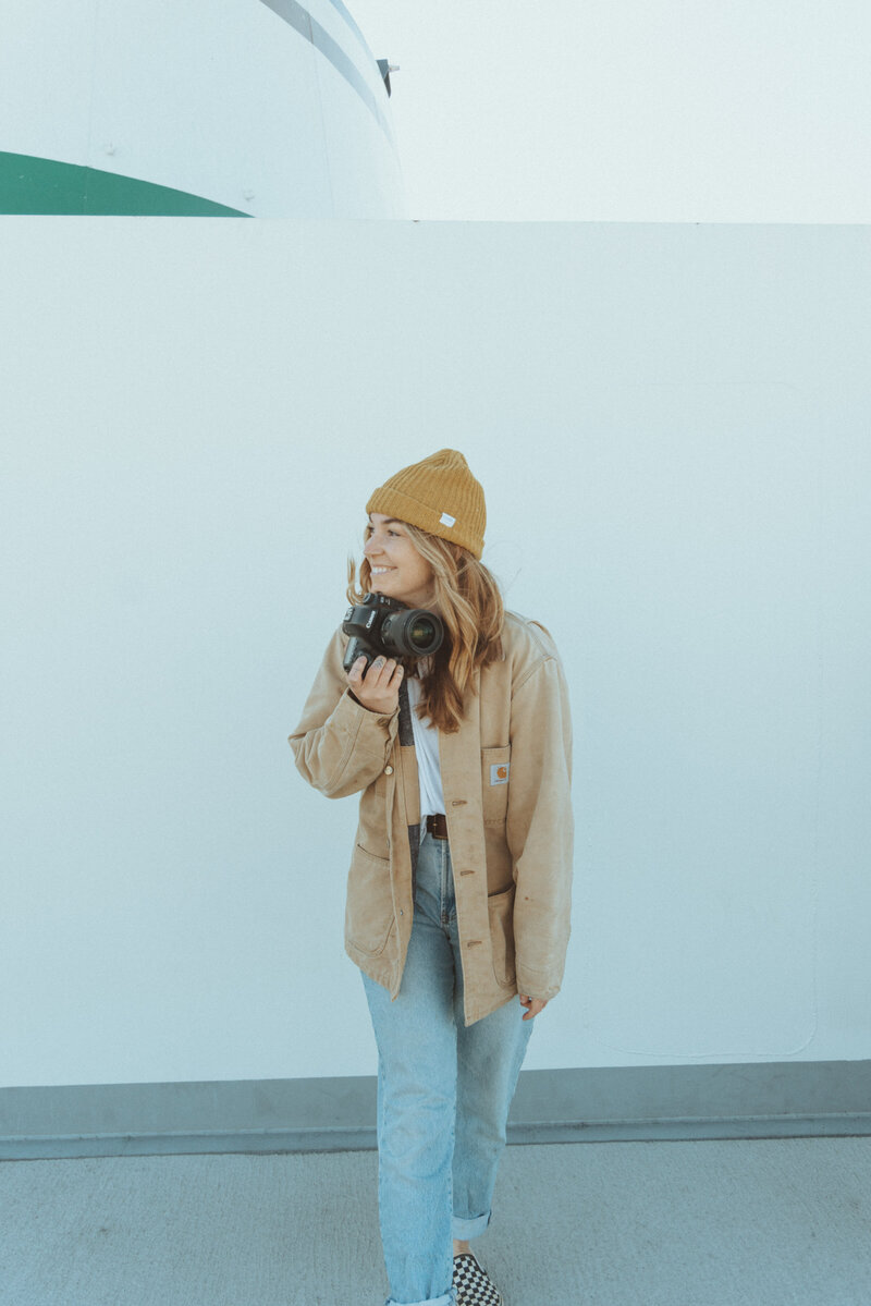 Bare Bones Photo photographer candid portrait in a natural setting in Seattle