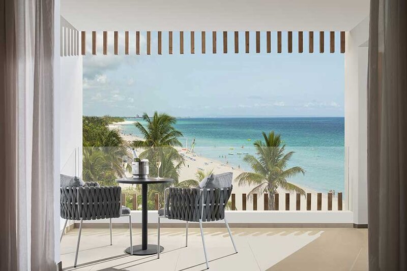 terraza-frontal-Elegance-Club-Ocean-Front-Outdoor-Jacuzzi