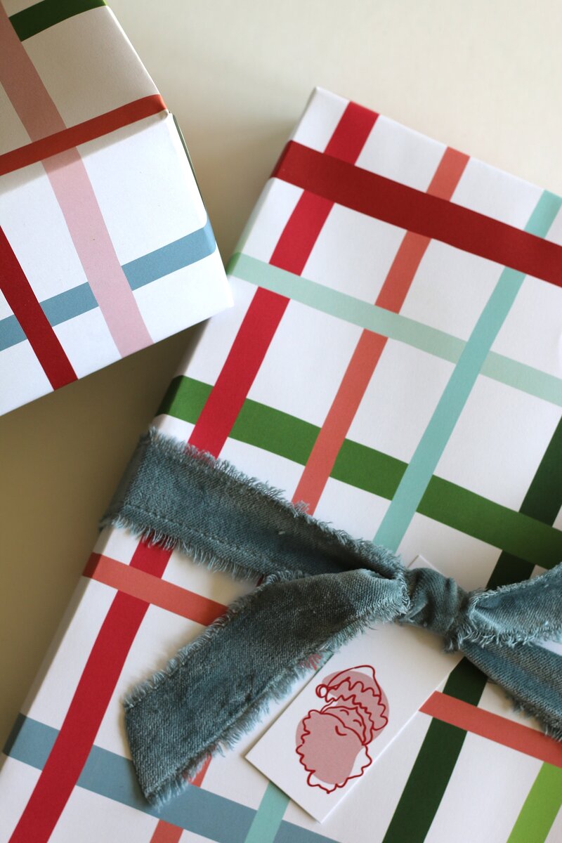 christmas-holiday-wrapping-paper-gifts-plaid