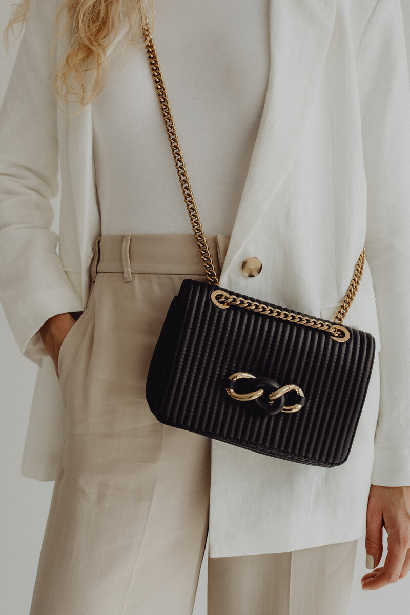 kaboompics_anonymous-female-in-trendy-outfit-with-bag-27805