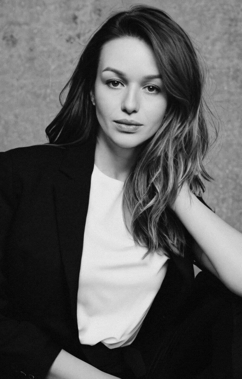 Black and white portrait of Lana, founder of The Soft Voice design studio, showcasing a professional and approachable brand image.