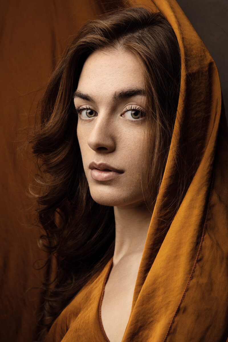 Self confidence portrait of a woman in a brown dress in a Sollentuna Portrait Studio by Helena Kristiansson Porträttfotograf