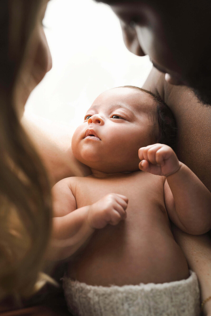 nouveau né entre son père et sa mère