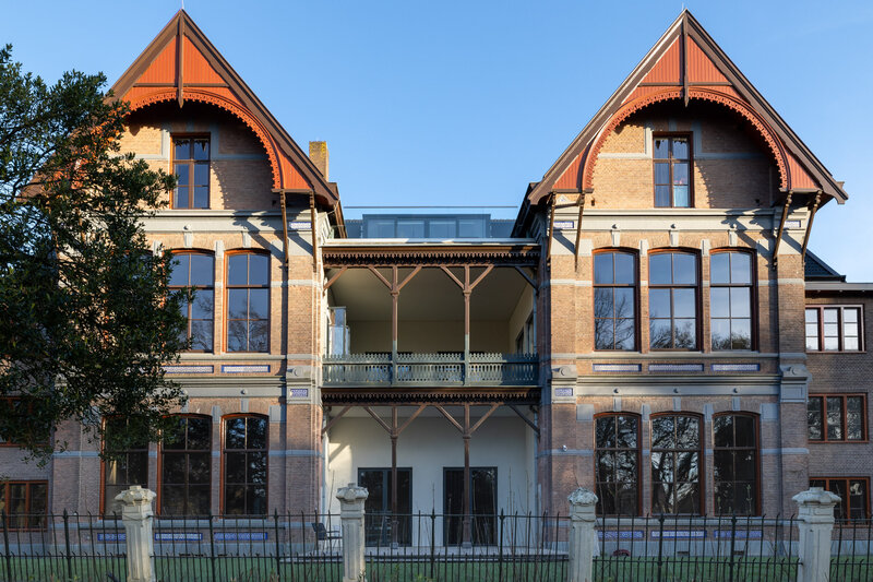 Overlooking the beautiful Noorderplantsoen park, a stylish 19th-century school-building has been converted into a new luxury shortstay.