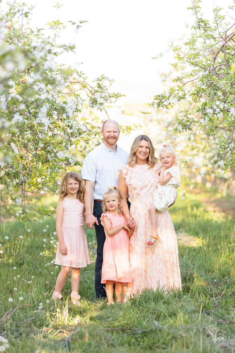 Family of 5 in an orchard in Caldwell, ID.