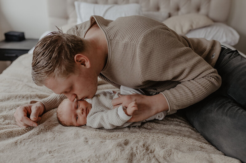 Fotograaf Medemblik newborn moederschap baby  Noord-Holland