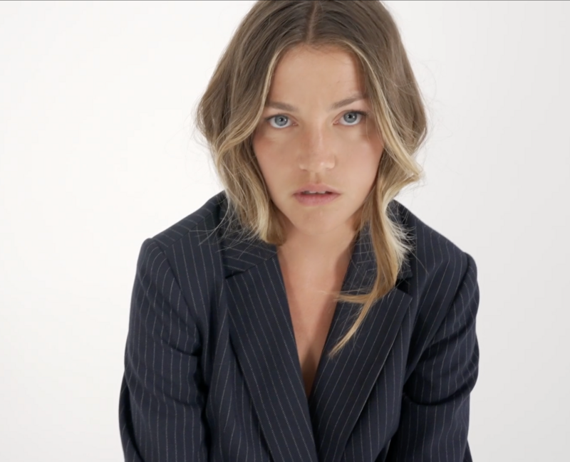 Photo fashion de Violette Dufour en studio sur fond blanc, style minimaliste, mise en scène et esthétique soignée