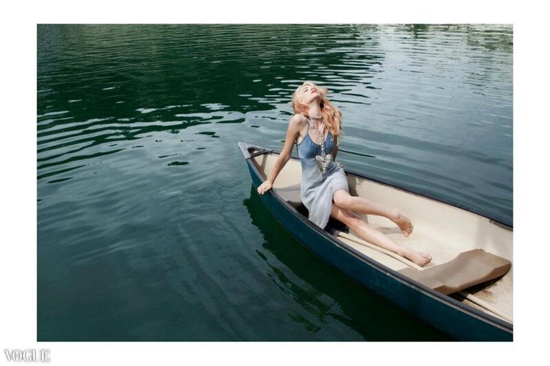 Edie_O'Brien _Styles_VOGUE_boat