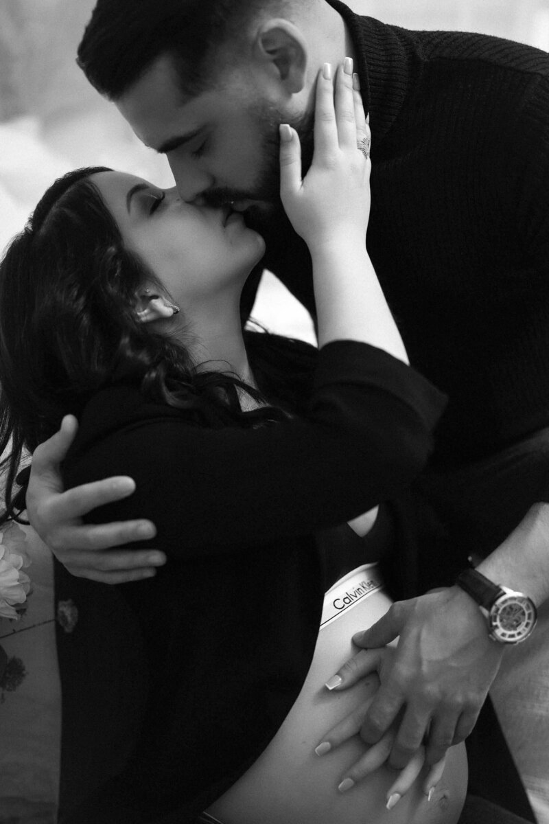 photo noir et blanc d'une femme et d'un homme qui s'embrassent